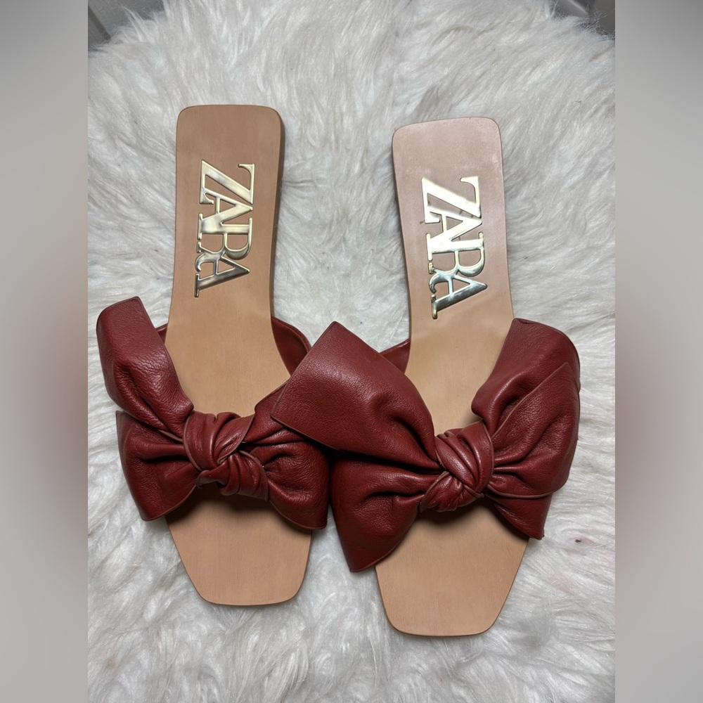Zara leather slide sandals featuring a decorative bow flat design, square toe - Picture 2 of 7